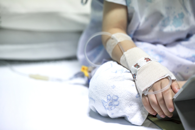 Una niña pequeña que es atendida en un hospital